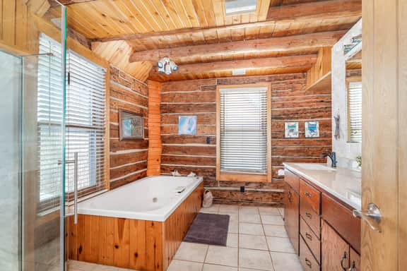 Flowing Waters Log Home - Historic Charm, Modern Comfort - Image 4