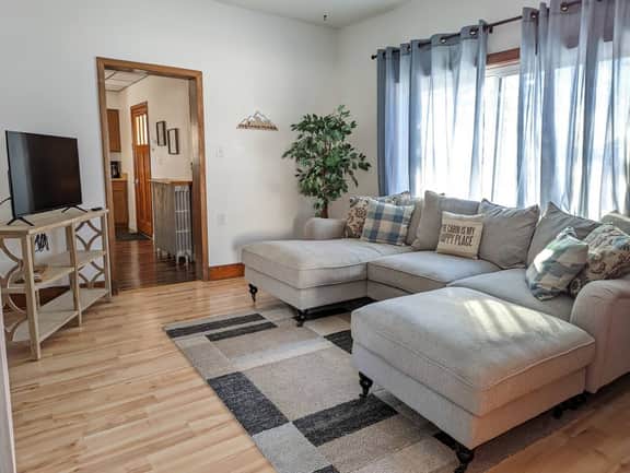 The NorthShore Cabin - Your Cozy In-Town Cabin - Image 3